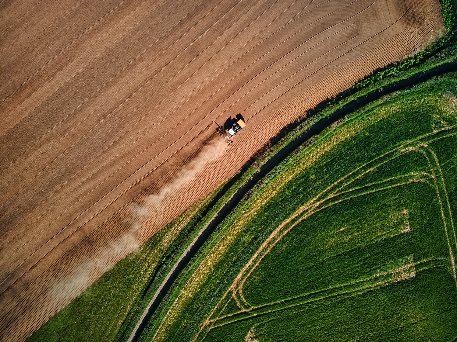 tracteur dans champ